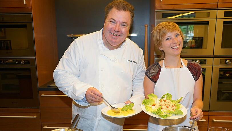 Gemüse macht gute Laune: Koch Harald Schultes mit einem Safran-Fenchel. AZ-Redakteurin Sophie Anfang hat einen Bulgur-Salat vorbereitet. Gemüse macht gute Laune: Koch Harald Schultes mit einem Safran-Fenchel. AZ-Redakteurin Sophie Anfang hat einen Bulgur-Salat vorbereitet.