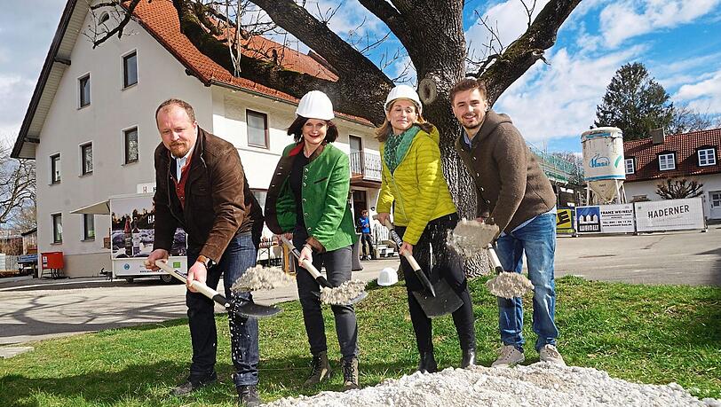 Thomas und Marta Girg vom Haderner Bräu und die Hofbesitzer Maria Anna Stadler und ihr Sohn Matthias Stadler (v. l. n. r.) beim Spatenstich. Thomas und Marta Girg vom Haderner Bräu und die Hofbesitzer Maria Anna Stadler und ihr Sohn Matthias Stadler (v. l. n. r.) beim Spatenstich.