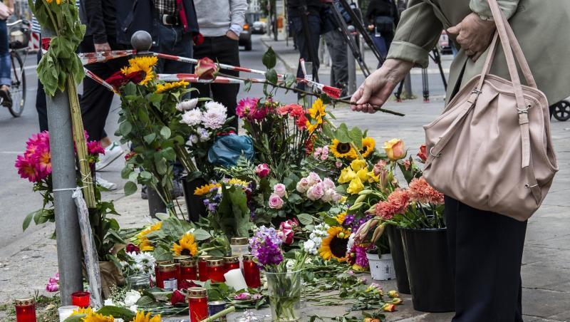 Eine Frau legt Blumen an der Stelle ab, an der vier Menschen bei einem Verkehrsunfall ihr Leben verloren hatten. Eine Frau legt Blumen an der Stelle ab, an der vier Menschen bei einem Verkehrsunfall ihr Leben verloren hatten.