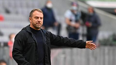 Münchens Trainer Hansi Flick verfolgt das Spiel an der Seitenlinie.