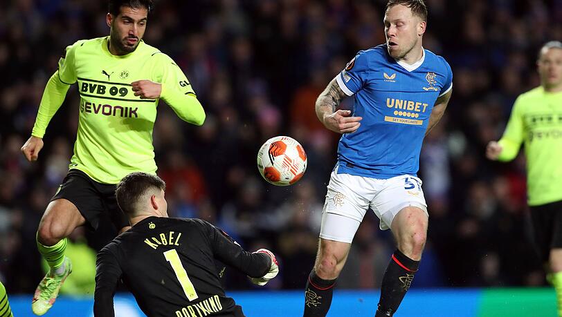 Dortmunds Torhüter Gregor Kobel blockt einen Torschuss von Glasgows Scott Arfield (l).