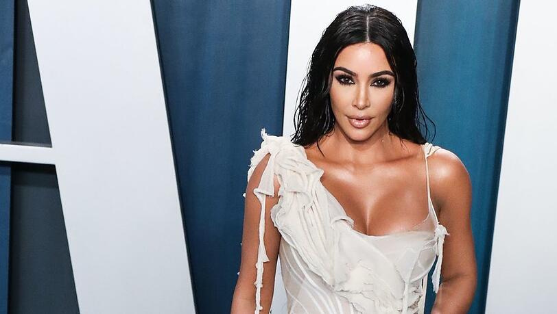 Kim Kardashian muss sich auf Instagram mit kritischen Kommentaren auseinandersetzen.