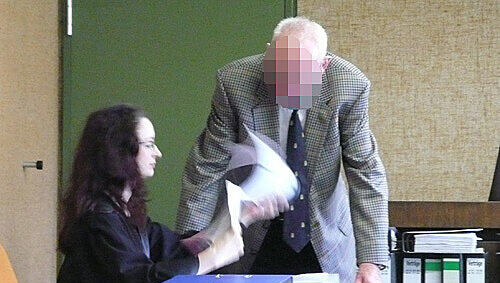 Rentner wegen schweren sexuellen Kindsmissbrauchs vor Gericht. Rentner wegen schweren sexuellen Kindsmissbrauchs vor Gericht.
