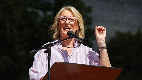 Monika Gruber, Kabarettistin, spricht bei einer Demonstration gegen die Klima-Politik der Regierung.
