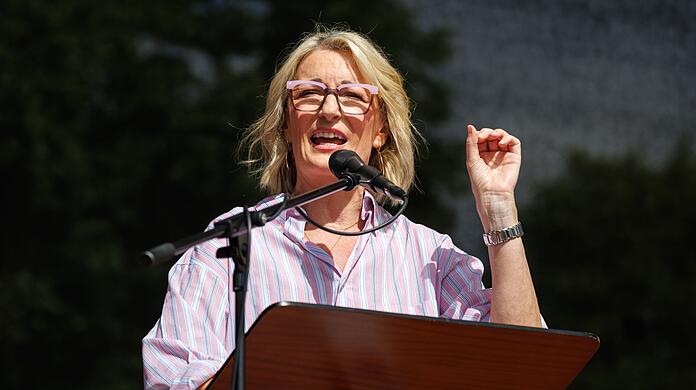Monika Gruber, Kabarettistin, spricht bei einer Demonstration gegen die Klima-Politik der Regierung.