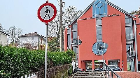 Benutzung des Gehwegs verboten: Starnberger Kirchplatz.