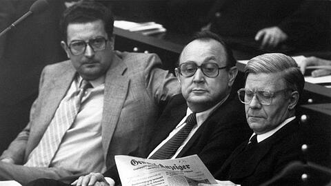 Gerhart Baum (links) mit Hans-Dietrich Genscher und Helmut Schmidt auf der Regierungsbank in Bonn. (Archivbild)