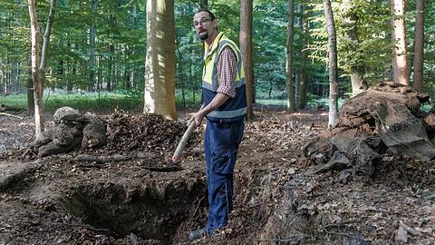Grabungsleiter Christoph Unglaub sagt, das Denkmal sei zum Teil zerstört worden.