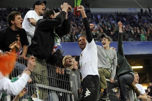 Tim Wiese auf dem Zaun: Als Anheizer feierte er mit den Werder-Fans den Einzug ins Pokalfinale.