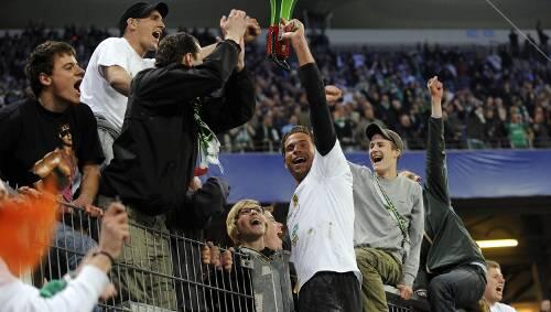 Tim Wiese auf dem Zaun: Als Anheizer feierte er mit den Werder-Fans den Einzug ins Pokalfinale. Tim Wiese auf dem Zaun: Als Anheizer feierte er mit den Werder-Fans den Einzug ins Pokalfinale.
