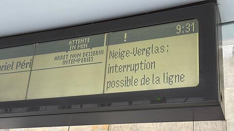 Auf den Bus k&ouml;nnen die Pariserinnen und Pariser wegen des Schnees am Morgen nicht setzen.