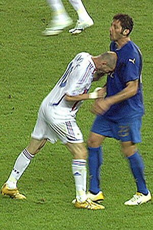 Der berühmteste Kopfstoß der Fußball-Geschichte. Beim WM-Finale 2006 in Berlin attackierte Zinedine Zidane Gegenspieler Marco Materazzi, weil der seine Schwester beleidigt hatte. Zidane flog vom Platz, das unrühmliche Ende einer großen Karriere.