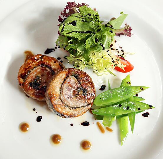 2. Gang: Perlhuhn-Roulade, Kräutersalat und Keniabohnen