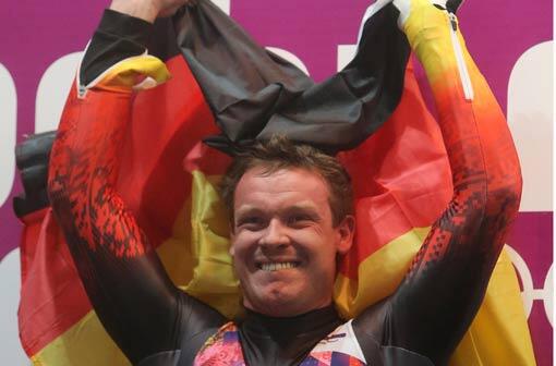 Felix Loch jubelt nach seiner Fahrt zum Olympia-Gold im Rodeln.