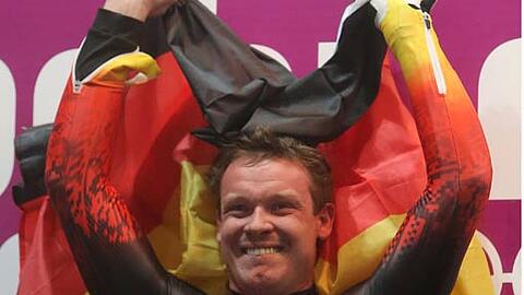Felix Loch jubelt nach seiner Fahrt zum Olympia-Gold im Rodeln.