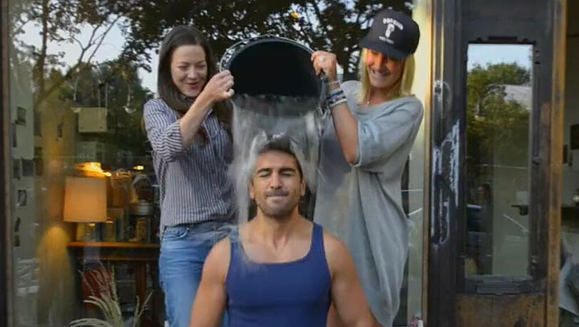 Kaltes klares Wasser über Elyas M'Bareks Körper Kaltes klares Wasser über Elyas M'Bareks Körper