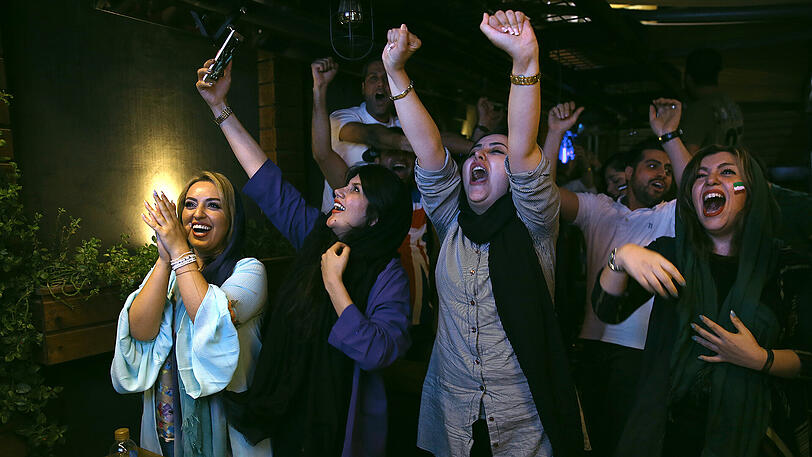 Public Viewing in einem Restaurant im Stadtzentrum. Iranische Fußballfans feiern den 1:0-Sieg ihres Teams gegen Marokko. Nach nationalen und internationalen Protesten haben die iranischen Behörden den Frauen im Land vorerst Zugang zum Fußballstadion gestattet.