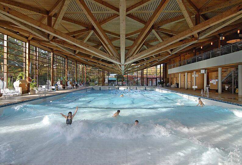 Im Cosimawellenbad wird geplanscht. In den Räumen nebenan zeigt die Künstlerin am Samstag ihre Bilder.