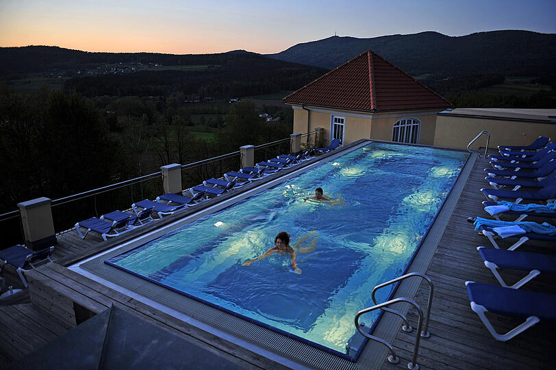 Der beheizte Dachpool des Vier-Sterne-Hotels Birkenhof im Bayerischen Wald.