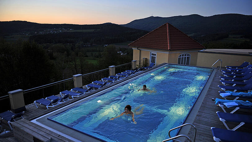 Der beheizte Dachpool des Vier-Sterne-Hotels Birkenhof im Bayerischen Wald. Der beheizte Dachpool des Vier-Sterne-Hotels Birkenhof im Bayerischen Wald.