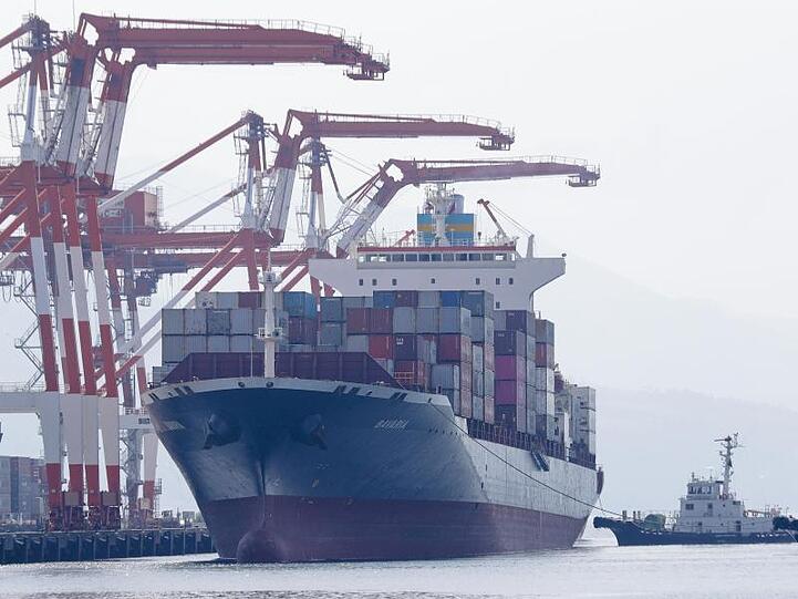 Das Frachtschiff "MV Bavaria" im Hafen Subic Bay.