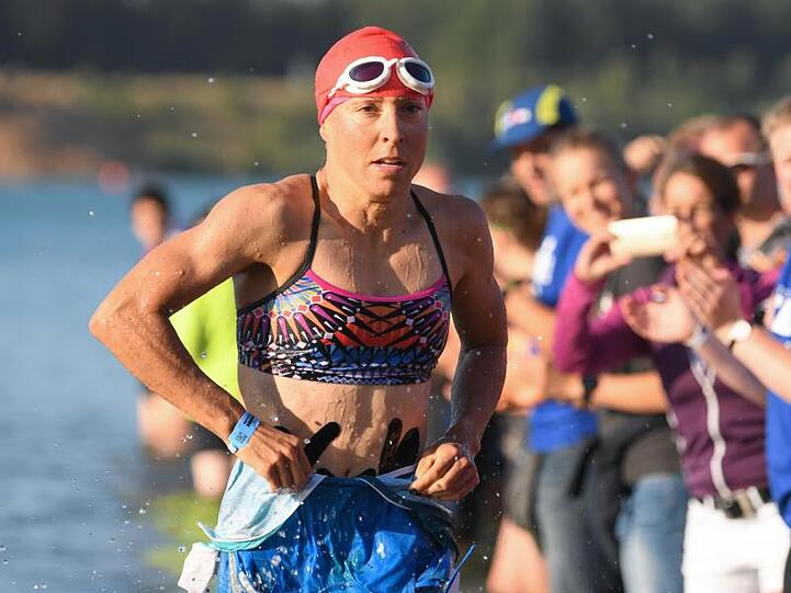Anne Haug aus Deutschland bei der Ironman Europameisterschaft in Aktion. Foto: Arne Dedert/dpa/Archivbild