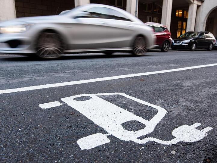 Insgesamt gibt es in Deutschland derzeit rund 24.000 öffentliche Ladepunkte - das sind fast 50 Prozent mehr als im Vorjahr.