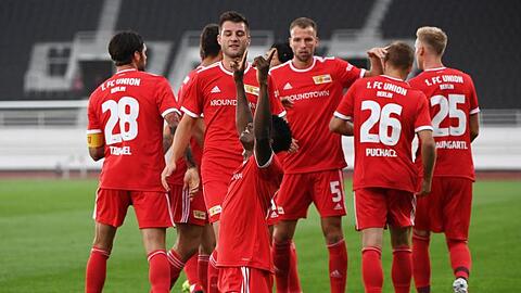 Unions Spieler feiern gemeinsam, nachdem Taiwo Awoniyi (vorne) zur 1:0-Führung getroffen hat.