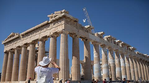 Eine Touristin vor dem Parthenon auf der Athener Akropolis.