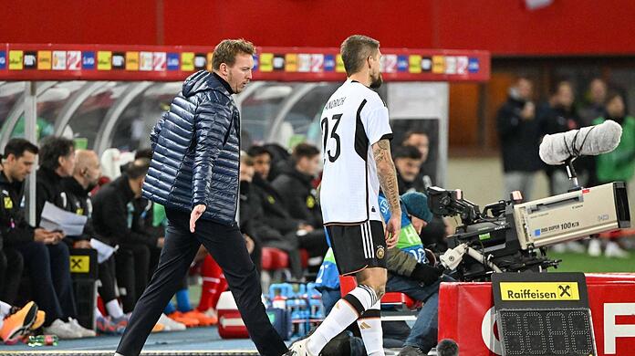 Bundestrainer Julian Nagelsmann (l.) will verstärkt auf Arbeiter setzen - das könnte die Chance für unter anderem Robert Andrich (r.) sein.