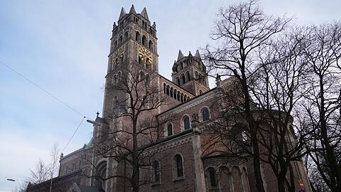 St. Maximilian im Glockenbachviertel muss saniert werden. Deshalb wir hier am Ostermontag der vorerst letzte Gottesdienst stattfinden. Ausweichen kann die Gemeinde derweil auf die Pfarrkirche St. Anton in der Kapuzinerstraße.