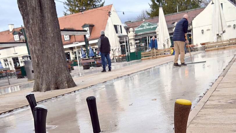 Eisstock geschmeidig auf die Bahn sausen lassen.