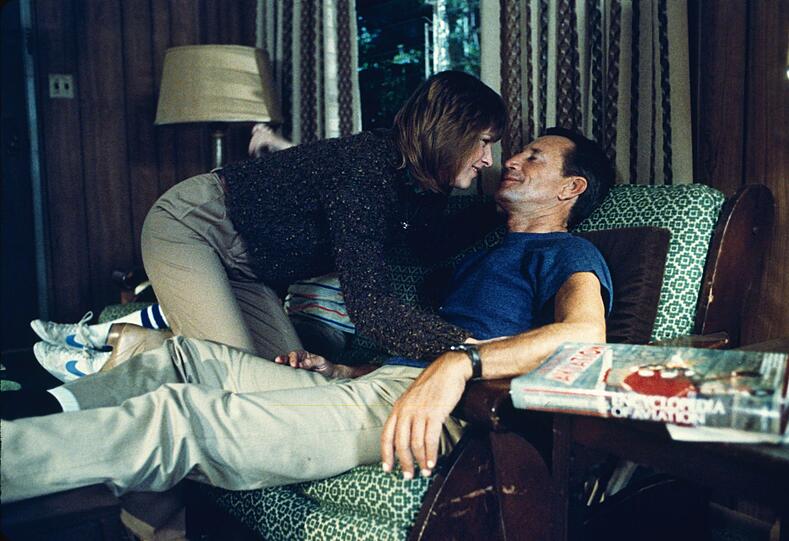 Frank (Roy Scheider) und seine Freundin Kate (Candy Clarke) genießen ihr gemeinsames Glück. Noch ahnen sie nicht, dass sie bald um ihr Leben bangen müssen. Frank (Roy Scheider) und seine Freundin Kate (Candy Clarke) genießen ihr gemeinsames Glück. Noch ahnen sie nicht, dass sie bald um ihr Leben bangen müssen.