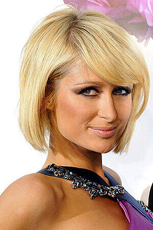 Paris Hilton, wer hätte das gedacht, ist nicht perfekt. Nach einer Operation hängt nämlich ihr linkes Augenlid etwas tiefer als das rechte.