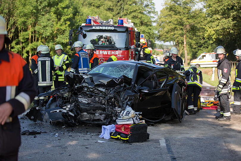 Bei Rabenden ist der Fahrer eines Mercedes beim Überholen frontal in einen BMW gekracht. Die Bilder