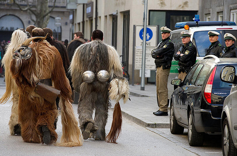 Traditioneller Münchner Krampuslauf durch die Fußgängerzone zum Marienplatz.