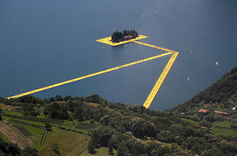 Christos Mammut-Installation "Floating Piers" ist fertig. Die beeindruckenden Bilder.