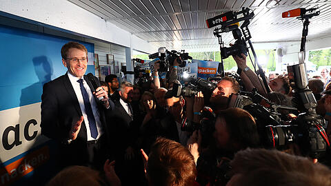 Er kann sich freuen: Daniel Günther, CDU-Spitzenkandidat für die Landtagswahl spricht nach den ersten Prognosen auf der Wahlparty der Partei.