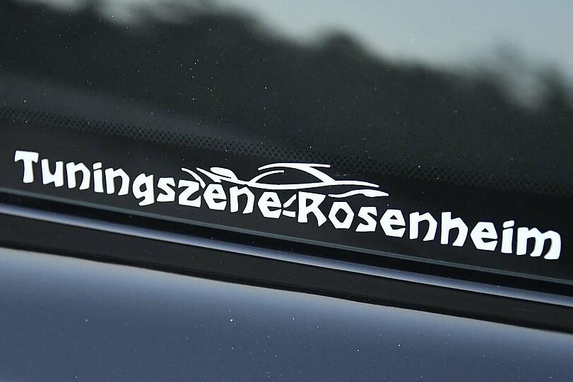 Der Fahrer des Mustang GT ist laut Aufkleber am Fahrzeug Mitglied der sogenannten Tuningszene Rosenheim.