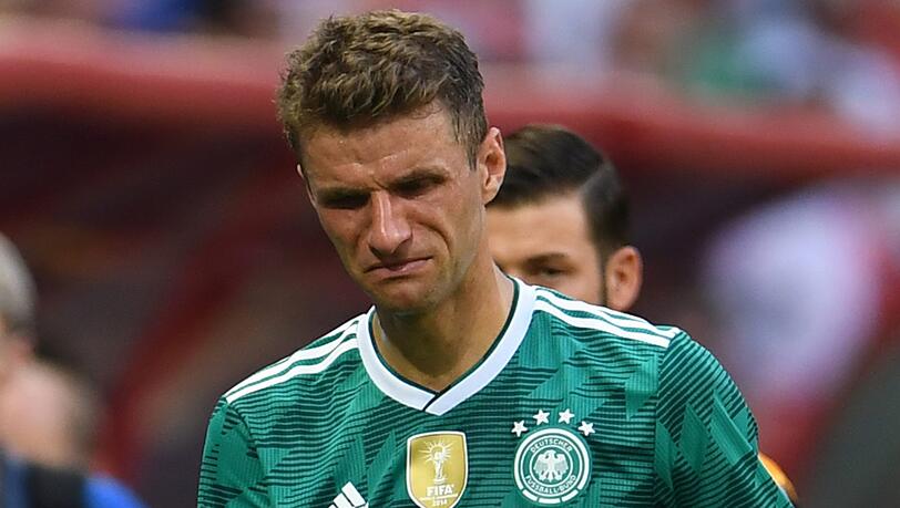 "Wir sind am Boden zerstört. In der Kabine war Schweigen", sagt Thomas Müller nach dem bitteren WM-Aus der Deutschen. "Wir sind am Boden zerstört. In der Kabine war Schweigen", sagt Thomas Müller nach dem bitteren WM-Aus der Deutschen.