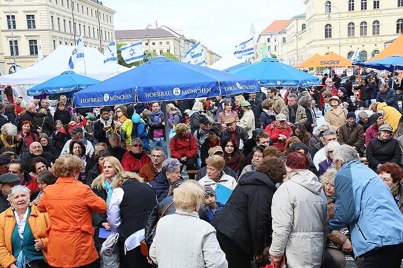 Mit vielen Tanzdarbietungen und Live-Musik wurde vergangenen Woche auf dem Odeonsplatz der Israeltag gefeiert. Die Bilder...