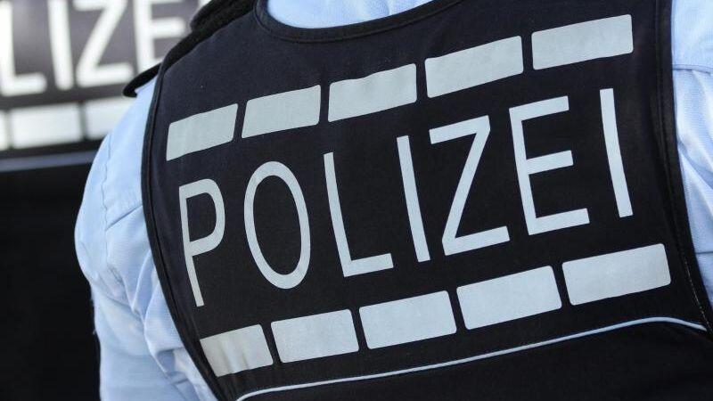 In Westen gekleidete Polizisten.