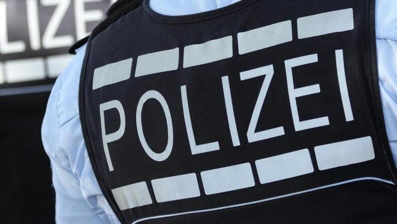 In Westen gekleidete Polizisten. In Westen gekleidete Polizisten.