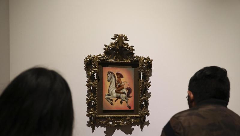 Besucher beobachten ein Gemälde, auf dem der mexikanischen Nationalheld Emiliano Zapata nackt und mit hochhackigen Schuhen dargestellt wird. Besucher beobachten ein Gemälde, auf dem der mexikanischen Nationalheld Emiliano Zapata nackt und mit hochhackigen Schuhen dargestellt wird.