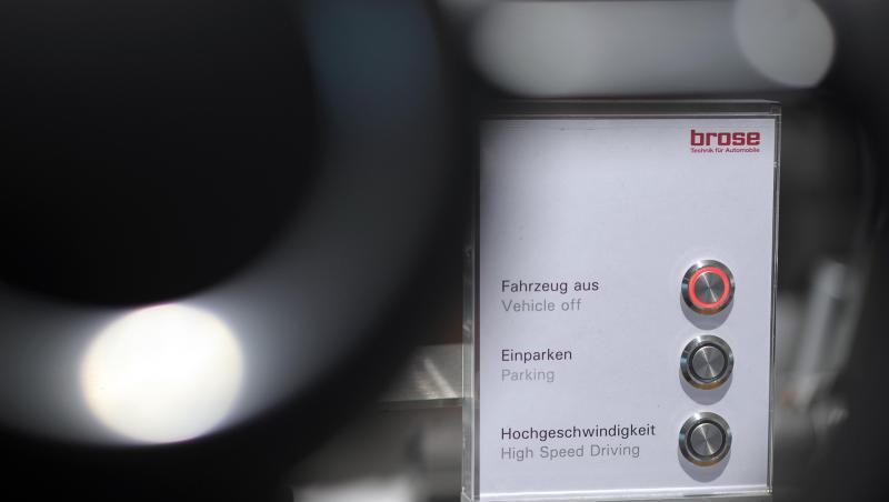 Hinter einem Lenkrad im Showroom des Autozulieferers Brose ist eine Schalttafel aufgestellt. Foto: David-Wolfgang Ebener/dpa/Symbolbild Hinter einem Lenkrad im Showroom des Autozulieferers Brose ist eine Schalttafel aufgestellt. Foto: David-Wolfgang Ebener/dpa/Symbolbild