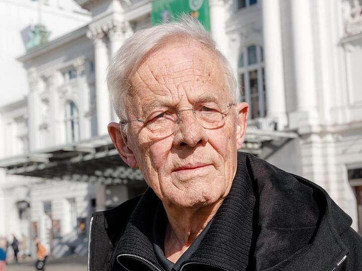 Rolf Becker vor dem Hamburger Schauspielhaus.