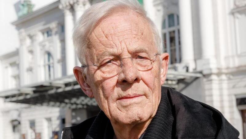 Rolf Becker vor dem Hamburger Schauspielhaus. Rolf Becker vor dem Hamburger Schauspielhaus.