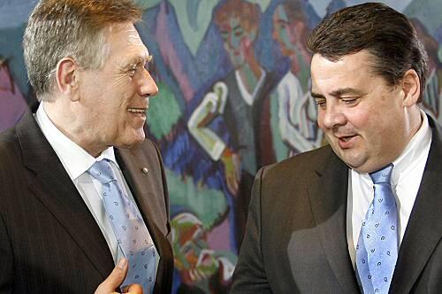 Die Harmonie ist vorbei - Michael Glos (l.) und Sigmar Gabriel