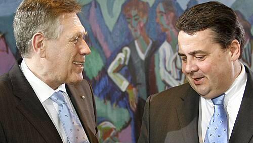 Die Harmonie ist vorbei - Michael Glos (l.) und Sigmar Gabriel Die Harmonie ist vorbei - Michael Glos (l.) und Sigmar Gabriel