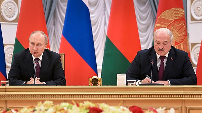 Kremlchef Wladimir Putin (l) und der belarussische Machthaber Alexander Lukaschenko in Minsk.